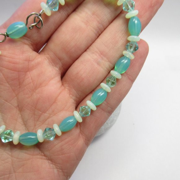 Uranium glass bead bracelet - Picture 11 of 16